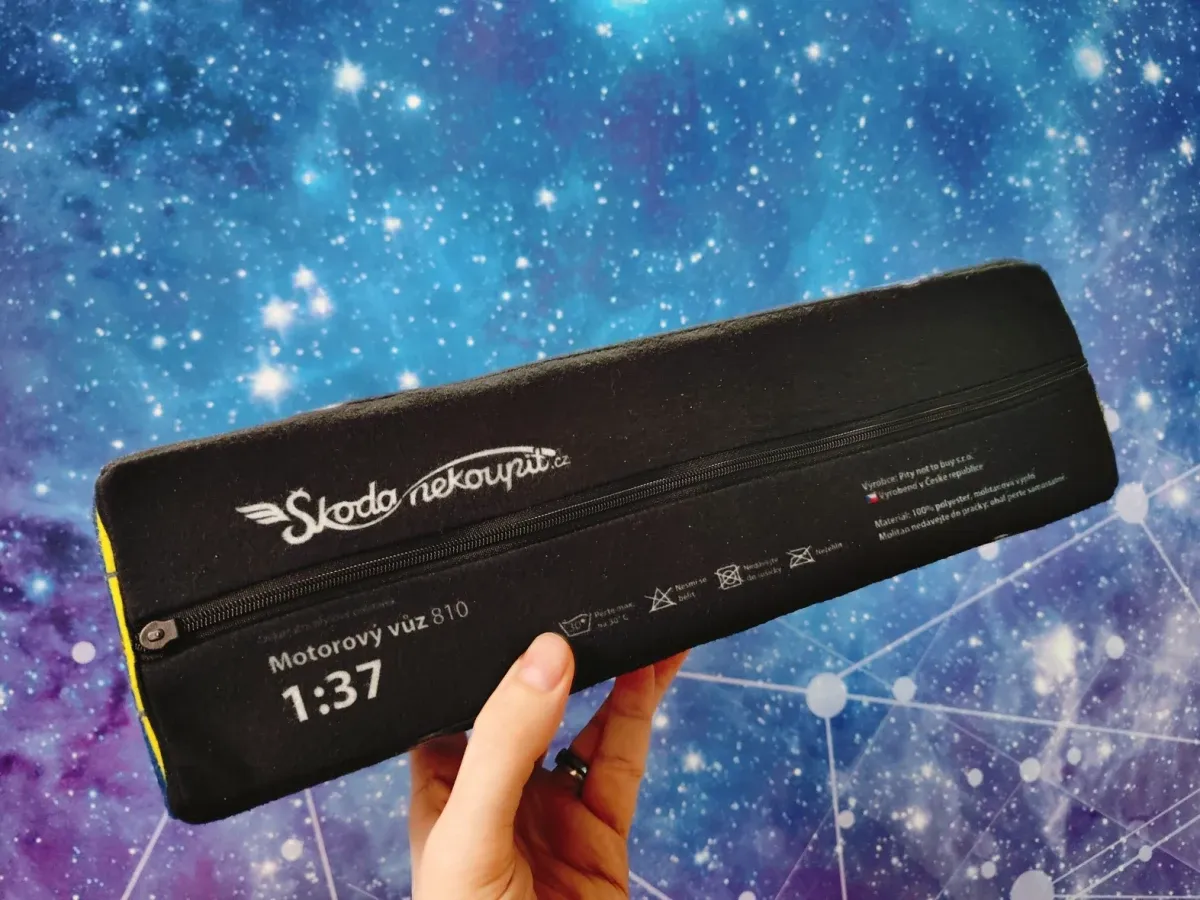 Plyšový polštářek motorový vůz 810