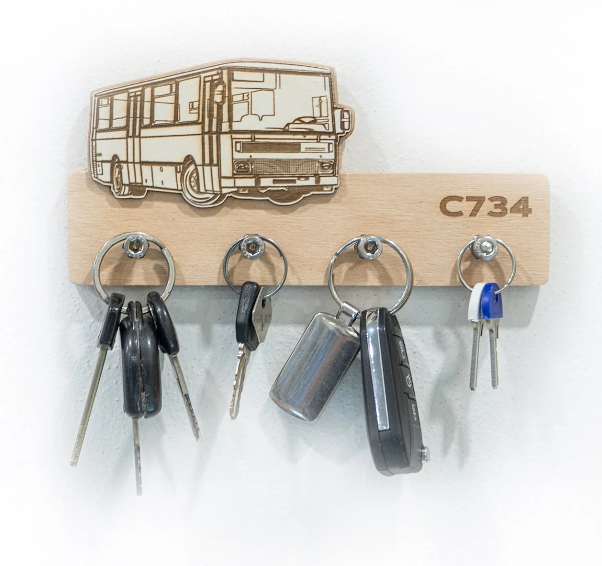 Dřevěný věšák na klíče autobus C734